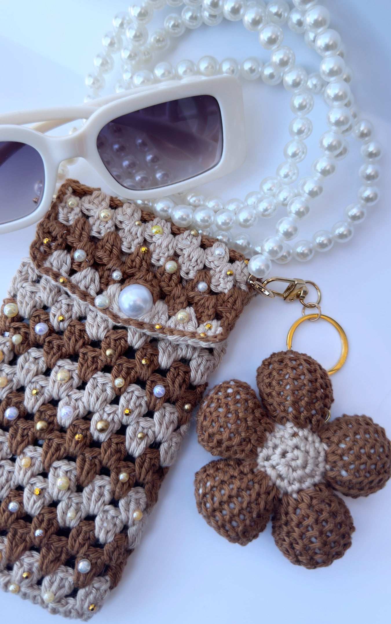 Étui Crochet Élégance Perlée – Fait Main 🤍